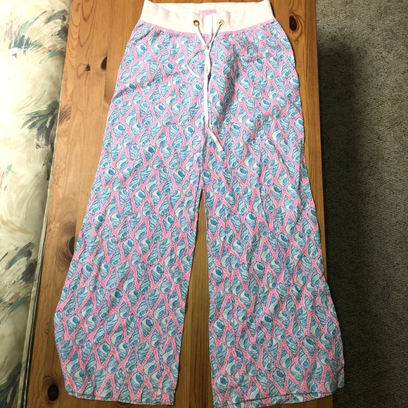 Lily Pulitzer shell print beach pants, size small - Picture 3 of 3